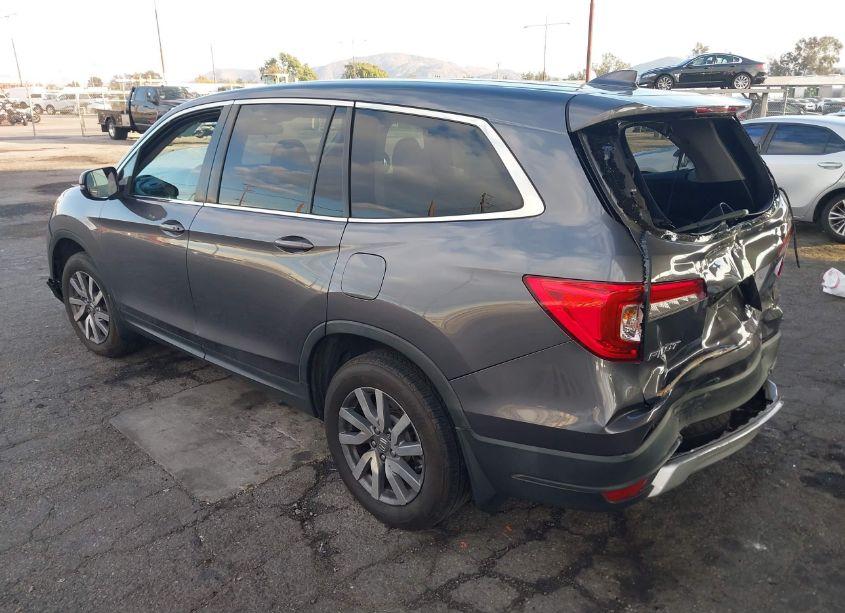 Photo 3 of 2019 Honda Pilot EX (VIN 5FNYF5H30KB004325)