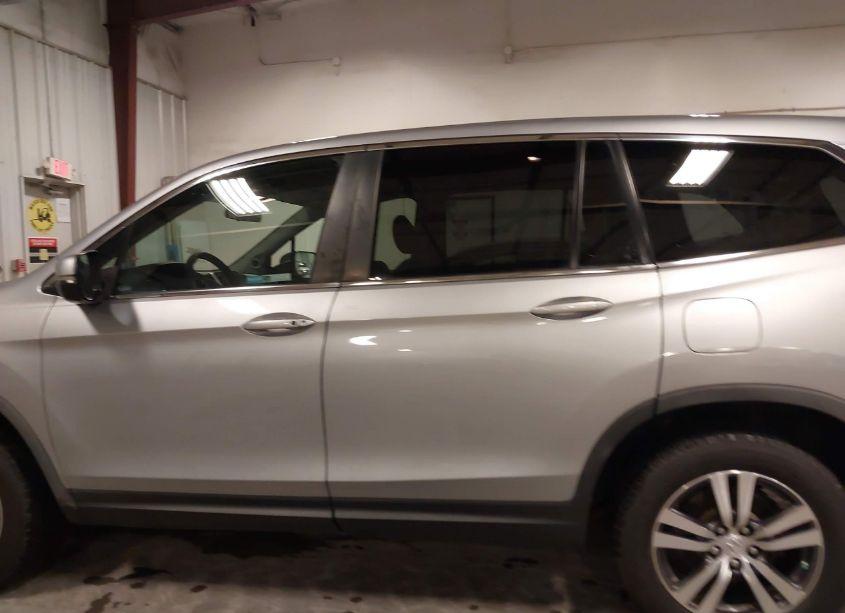 Photo 15 of 2018 Honda Pilot EX (VIN 5FNYF5H31JB014876)