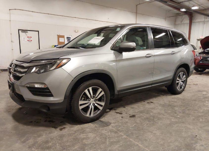 Photo 2 of 2018 Honda Pilot EX (VIN 5FNYF5H31JB014876)