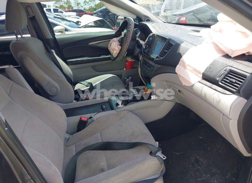 Photo 5 of 2019 Honda Pilot EX (VIN 5FNYF5H31KB008884)