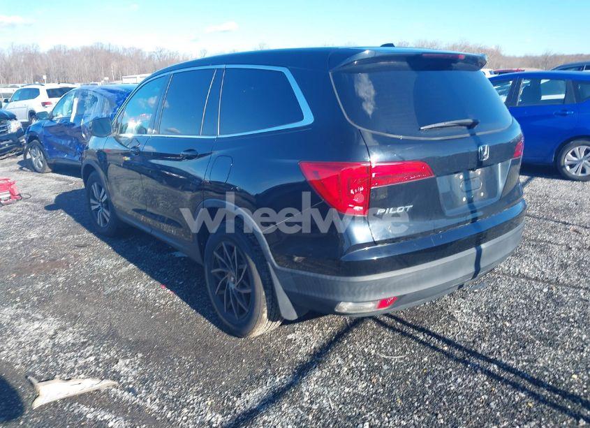 Photo 3 of 2018 Honda Pilot EX (VIN 5FNYF5H3XJB023625)