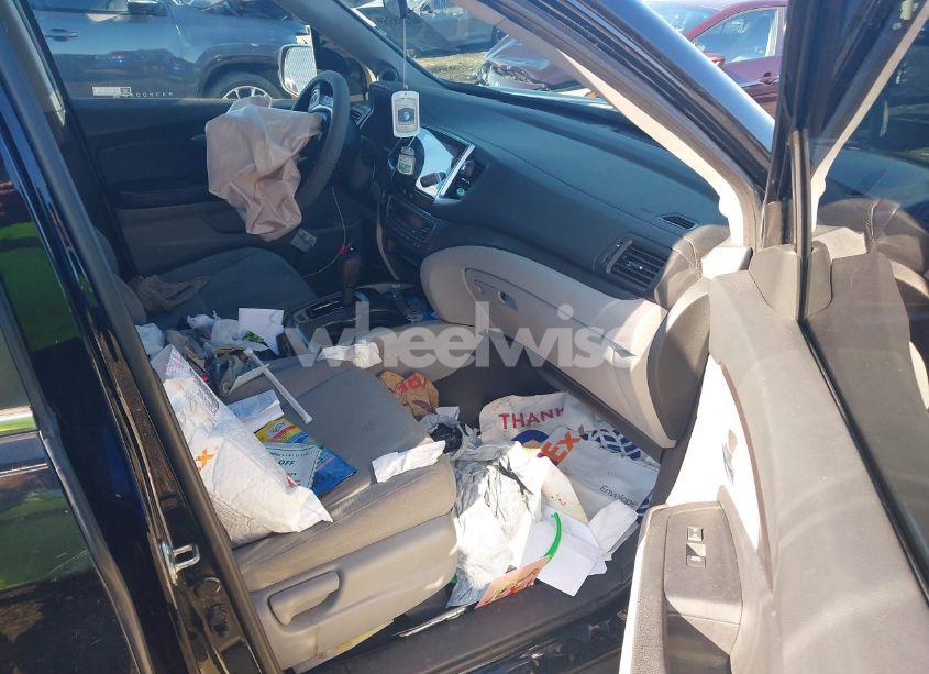 Photo 5 of 2018 Honda Pilot EX (VIN 5FNYF5H3XJB023625)