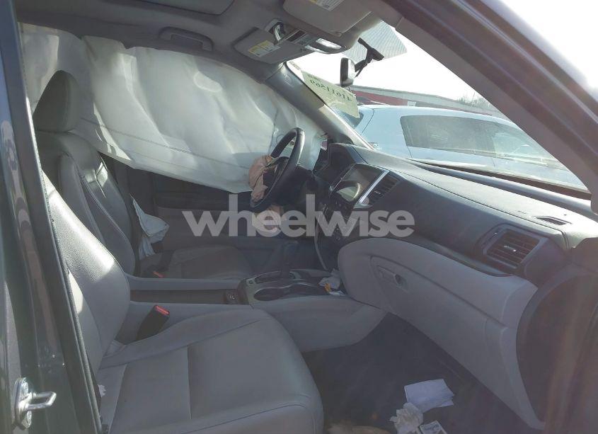Photo 5 of 2018 Honda Pilot EX-L (VIN 5FNYF5H55JB027955)