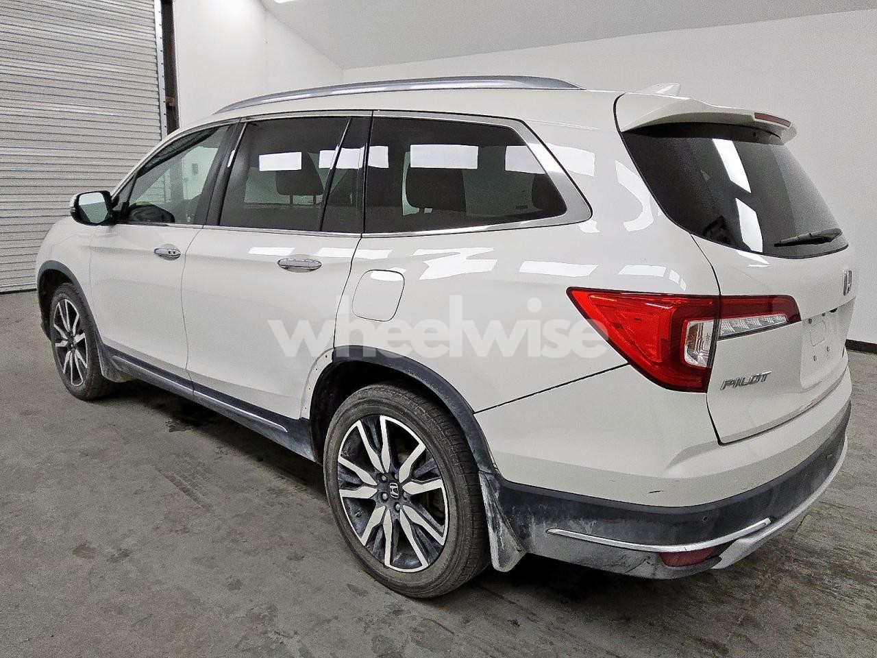 Photo 2 of 2019 HONDA PILOT TOURING (VIN 5FNYF5H61KB039904)