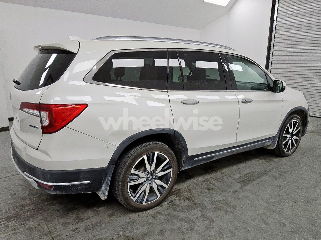 Photo 3 of 2019 HONDA PILOT TOURING (VIN 5FNYF5H61KB039904)