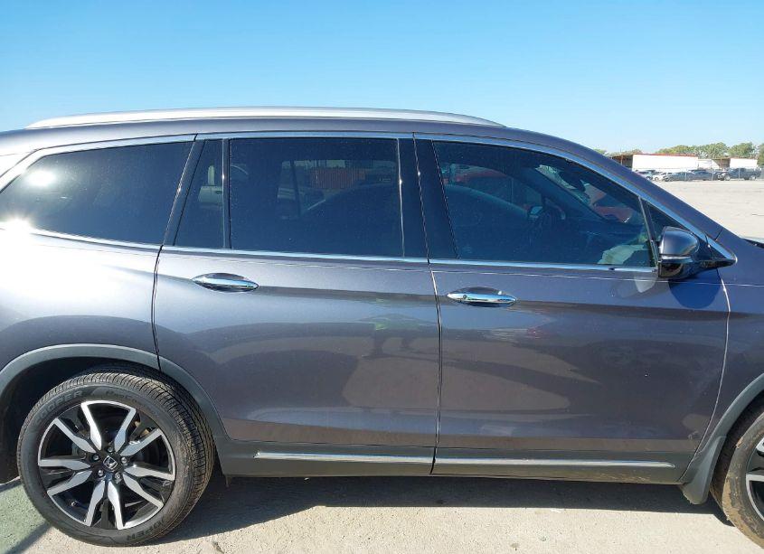 Photo 13 of 2022 Honda Pilot 2WD TOURING 7 PASSENGER (VIN 5FNYF5H61NB031922)