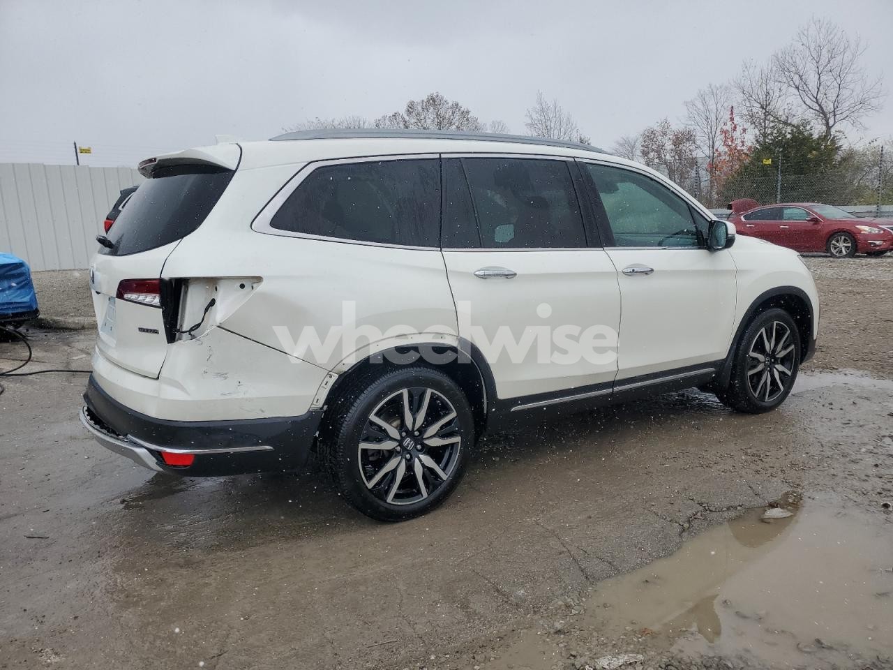 Photo 3 of 2019 HONDA PILOT TOURING N/A (VIN 5FNYF5H62KB021735)