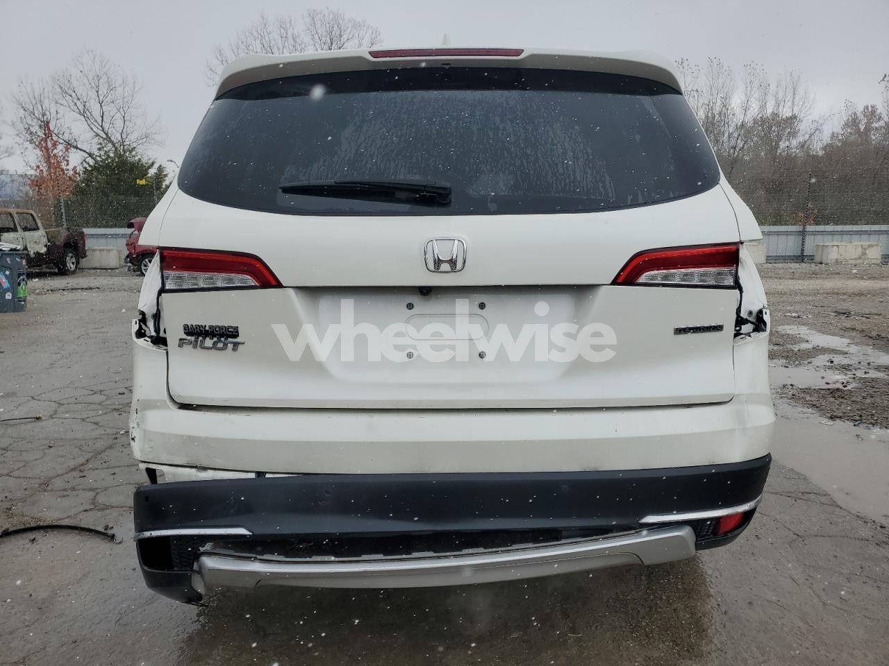 Photo 6 of 2019 HONDA PILOT TOURING N/A (VIN 5FNYF5H62KB021735)