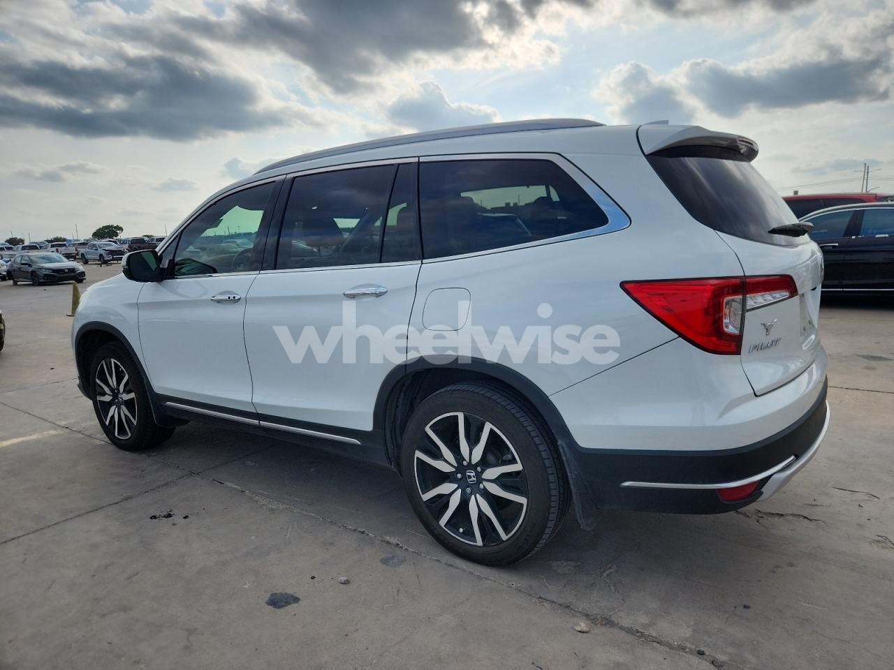 Photo 2 of 2020 HONDA PILOT TOURING (VIN 5FNYF5H63LB001284)
