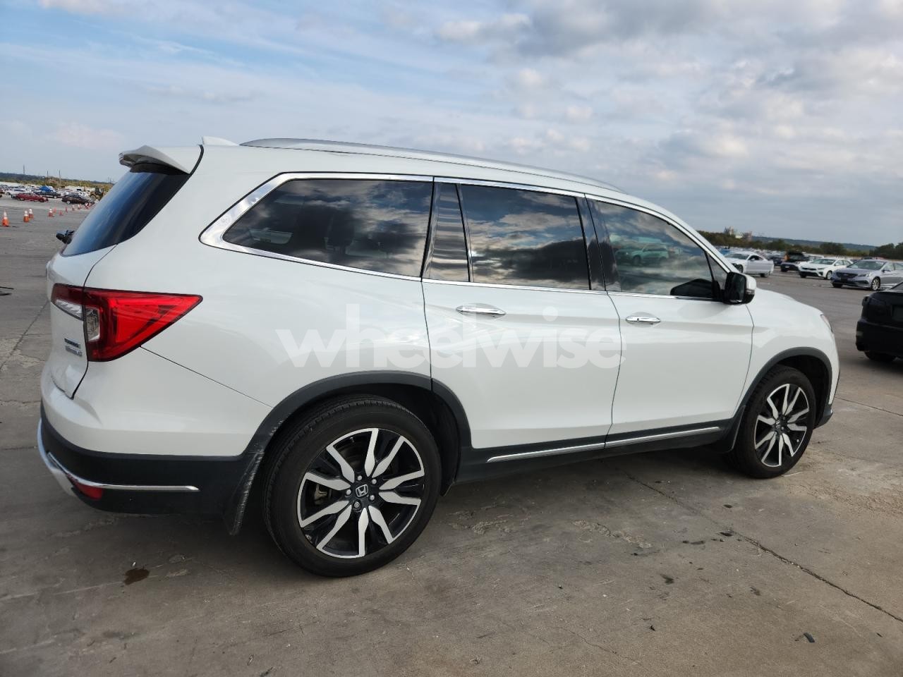 Photo 3 of 2020 HONDA PILOT TOURING (VIN 5FNYF5H63LB001284)