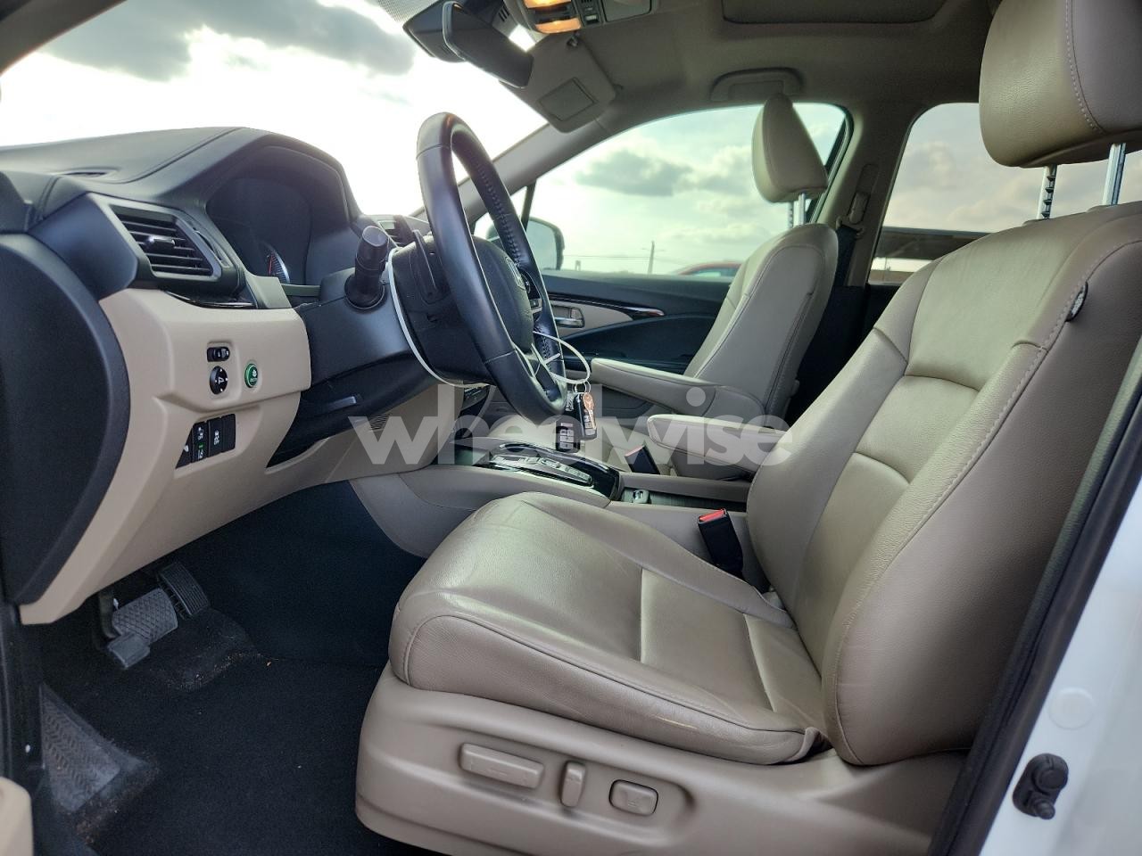 Photo 7 of 2020 HONDA PILOT TOURING (VIN 5FNYF5H63LB001284)