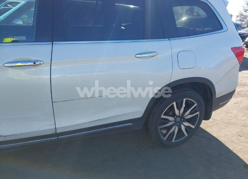 Photo 17 of 2021 Honda Pilot 2WD TOURING 7 PASSENGER (VIN 5FNYF5H64MB031671)