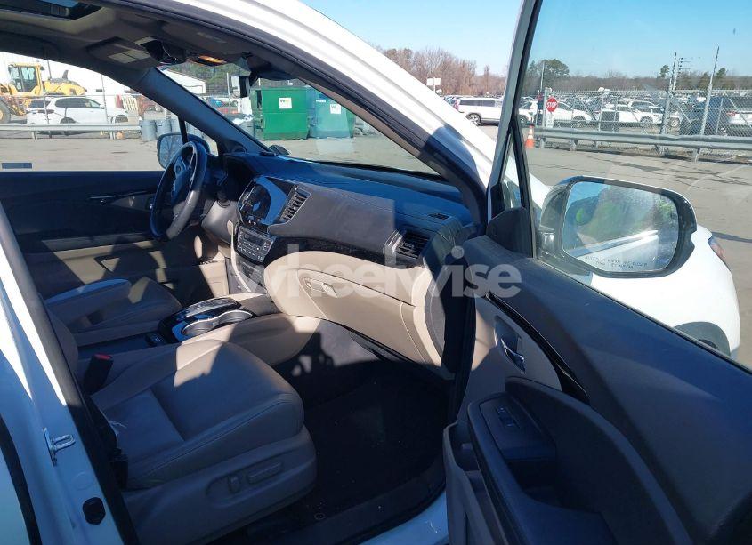 Photo 5 of 2021 Honda Pilot 2WD TOURING 7 PASSENGER (VIN 5FNYF5H64MB031671)