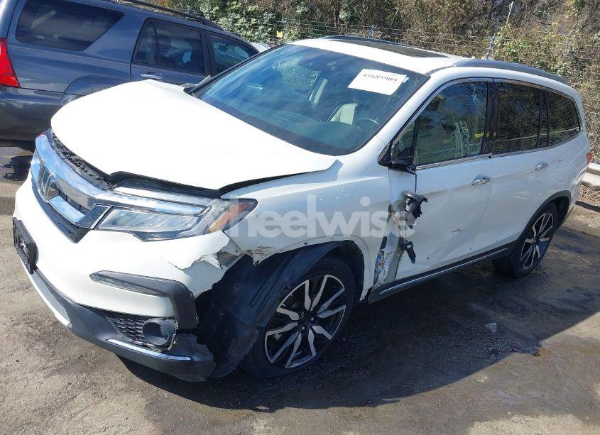 Photo 2 of 2019 Honda Pilot TOURING (VIN 5FNYF5H68KB009606)