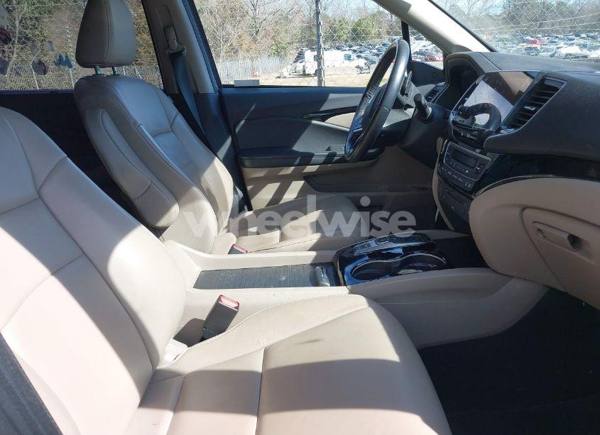 Photo 5 of 2019 Honda Pilot TOURING (VIN 5FNYF5H68KB009606)