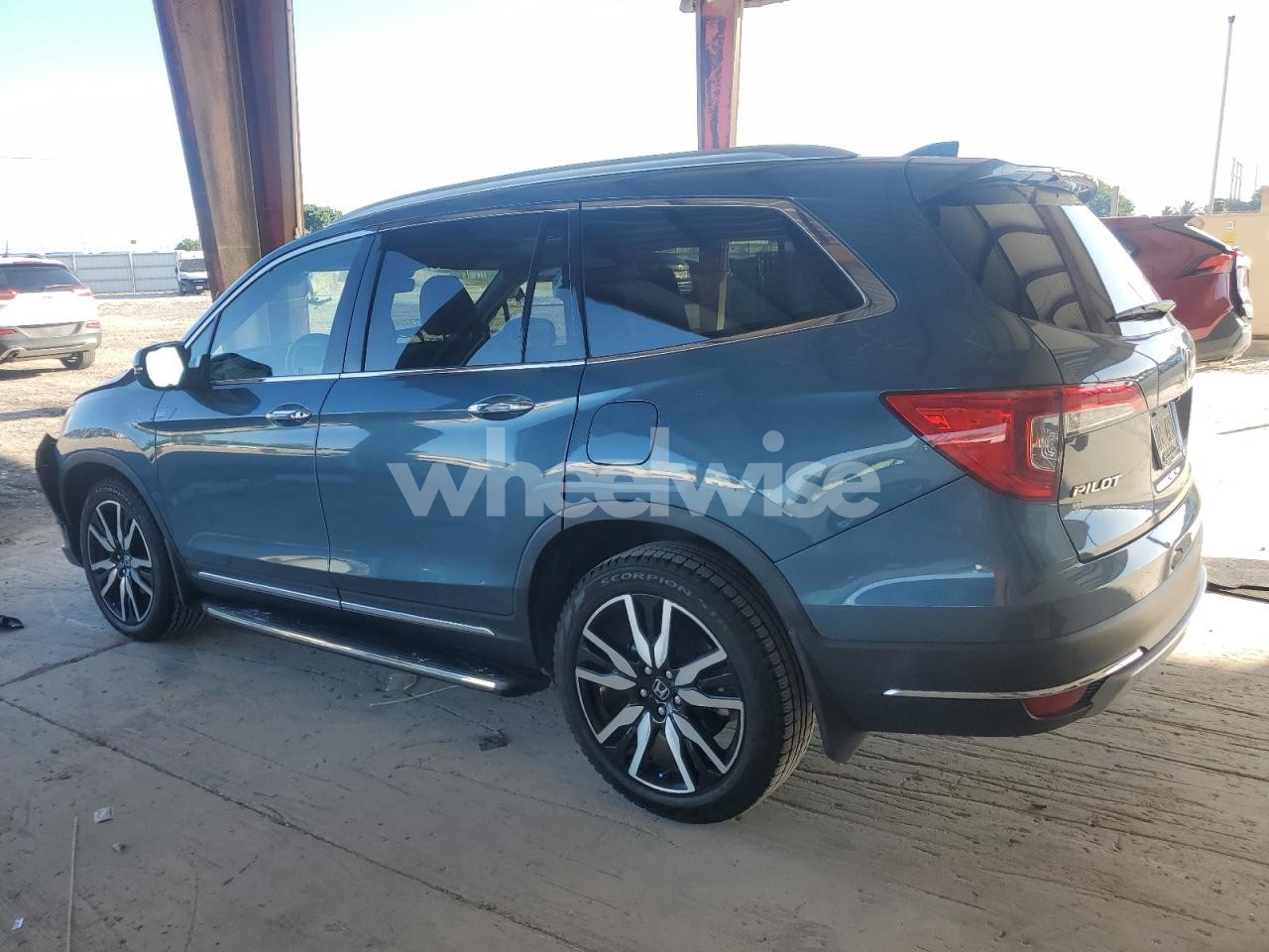 Photo 2 of 2022 HONDA PILOT TOURING (VIN 5FNYF5H69NB024359)