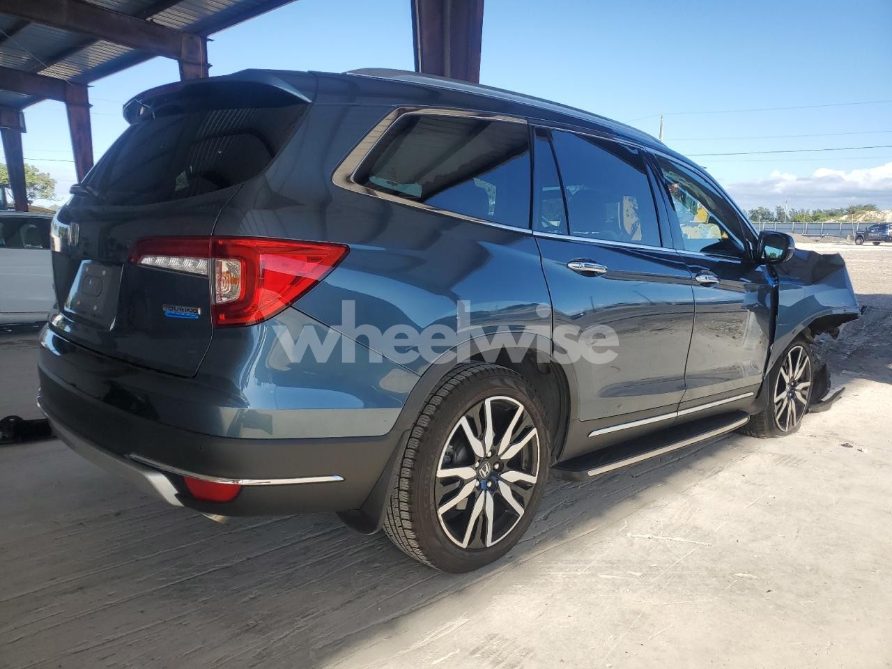 Photo 3 of 2022 HONDA PILOT TOURING (VIN 5FNYF5H69NB024359)