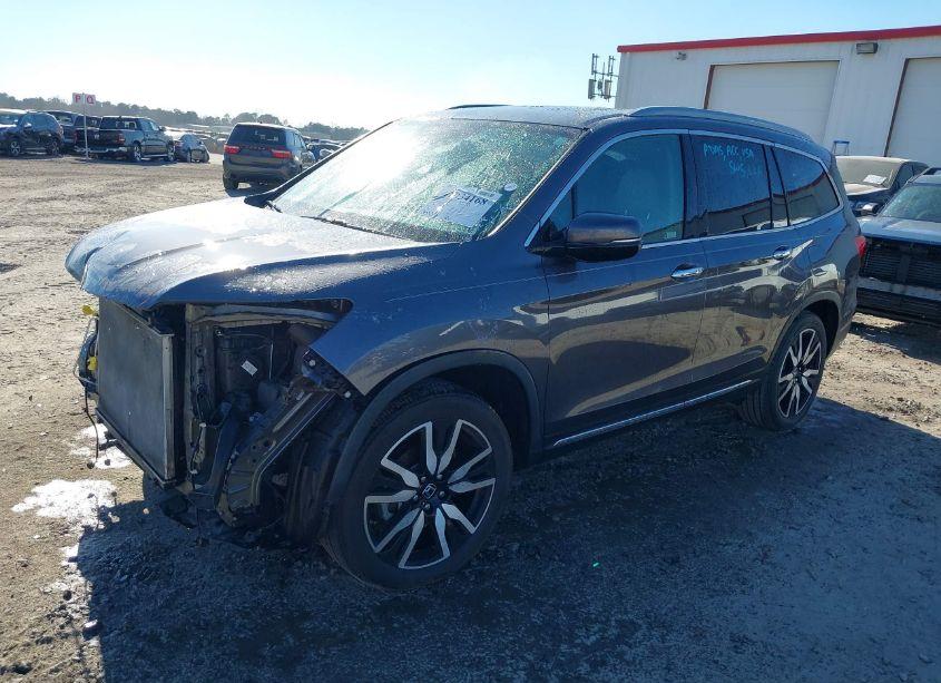 Photo 2 of 2019 Honda Pilot TOURING (VIN 5FNYF5H90KB003986)