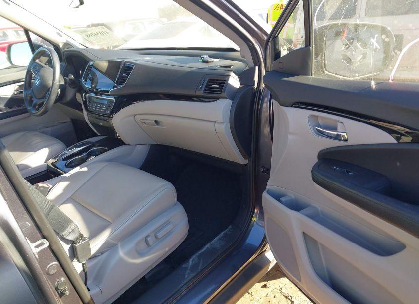 Photo 5 of 2019 Honda Pilot TOURING (VIN 5FNYF5H90KB003986)
