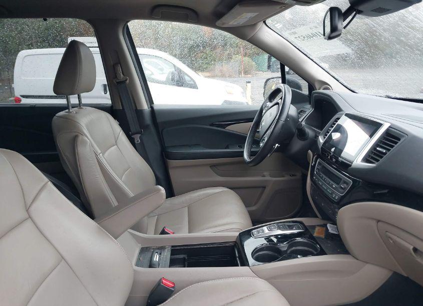 Photo 5 of 2018 Honda Pilot TOURING (VIN 5FNYF5H91JB003302)