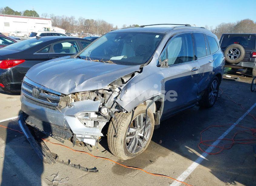 Photo 2 of 2017 Honda Pilot TOURING (VIN 5FNYF5H92HB030390)