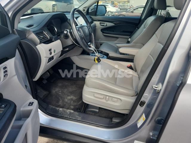 Photo 10 of 2018 HONDA PILOT TOURING N/A (VIN 5FNYF5H92JB006113)