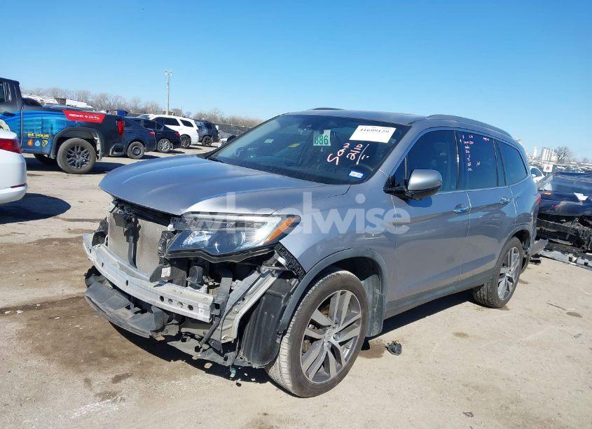 Photo 2 of 2017 Honda Pilot TOURING (VIN 5FNYF5H93HB008088)