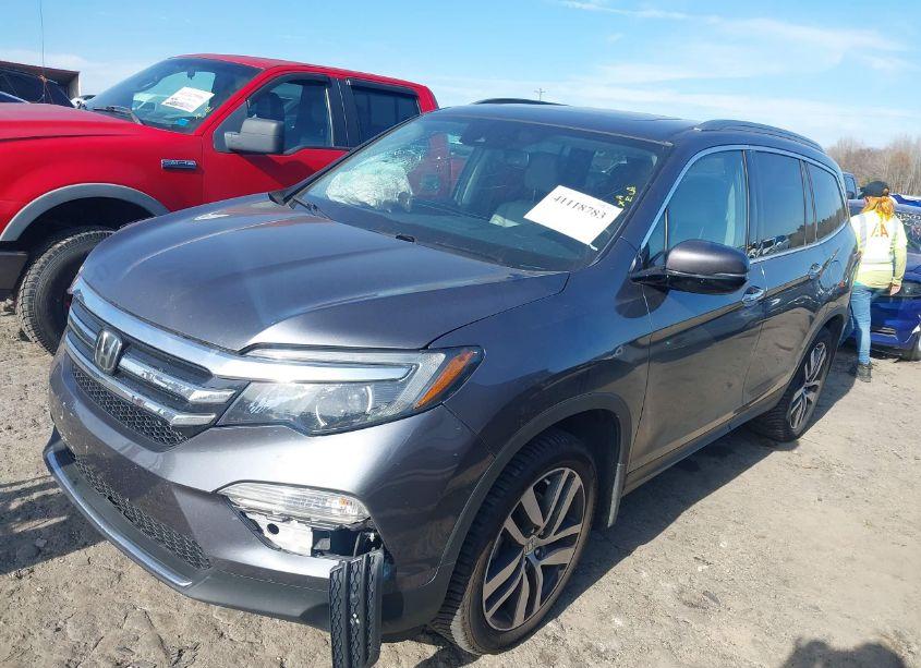 Photo 2 of 2018 Honda Pilot TOURING (VIN 5FNYF5H93JB004788)
