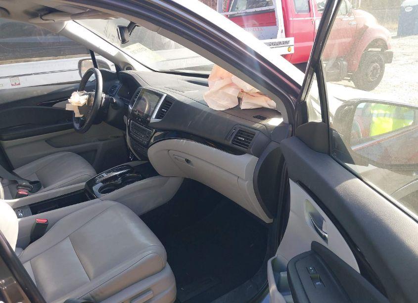 Photo 5 of 2018 Honda Pilot TOURING (VIN 5FNYF5H93JB004788)