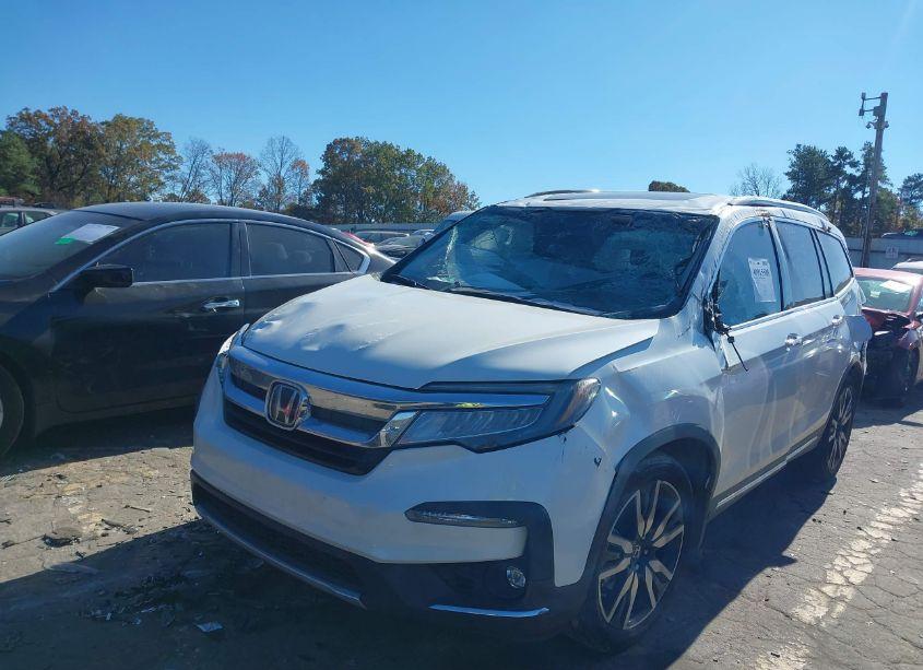 Photo 2 of 2019 Honda Pilot TOURING (VIN 5FNYF5H93KB017574)