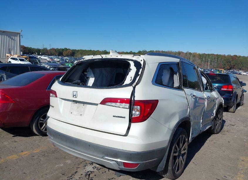 Photo 4 of 2019 Honda Pilot TOURING (VIN 5FNYF5H93KB017574)