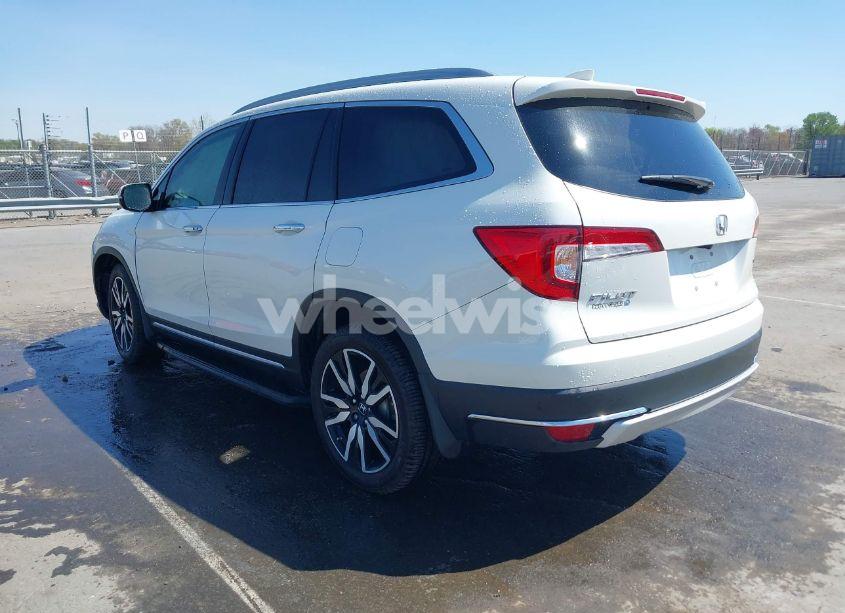 Photo 3 of 2019 Honda Pilot TOURING (VIN 5FNYF5H93KB021978)