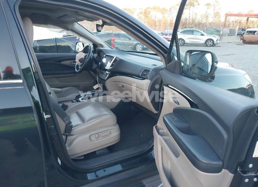 Photo 5 of 2016 Honda Pilot TOURING (VIN 5FNYF5H94GB041356)