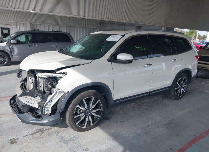 Photo 2 of 2019 Honda Pilot TOURING (VIN 5FNYF5H95KB000484)
