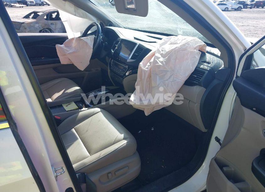 Photo 5 of 2018 Honda Pilot TOURING (VIN 5FNYF5H96JB000878)