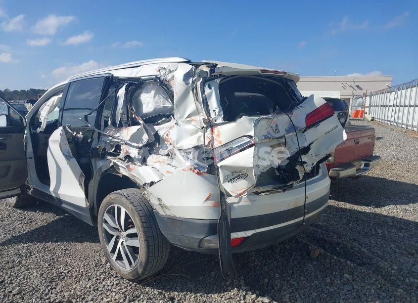 Photo 6 of 2018 Honda Pilot TOURING (VIN 5FNYF5H96JB000878)