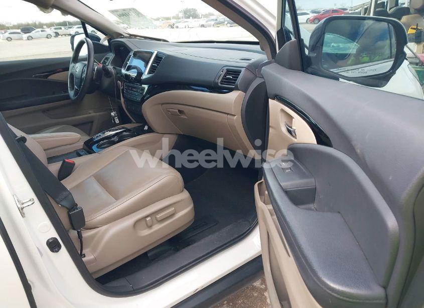 Photo 5 of 2017 Honda Pilot (VIN 5FNYF5H98HB029647)