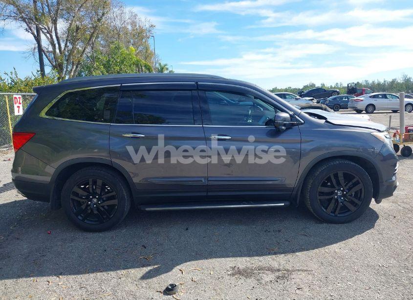 Photo 13 of 2017 Honda Pilot TOURING (VIN 5FNYF5H98HB029812)