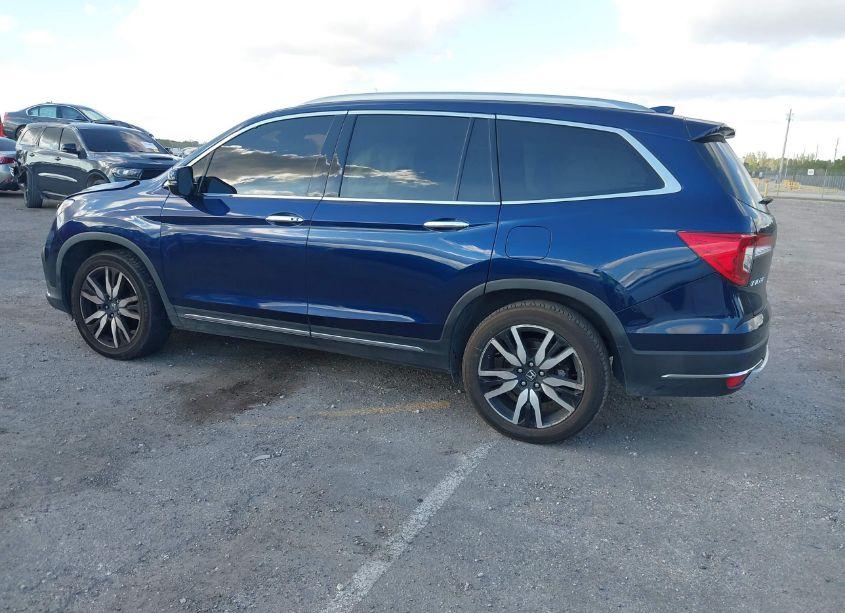 Photo 3 of 2019 Honda Pilot TOURING (VIN 5FNYF5H99KB043645)