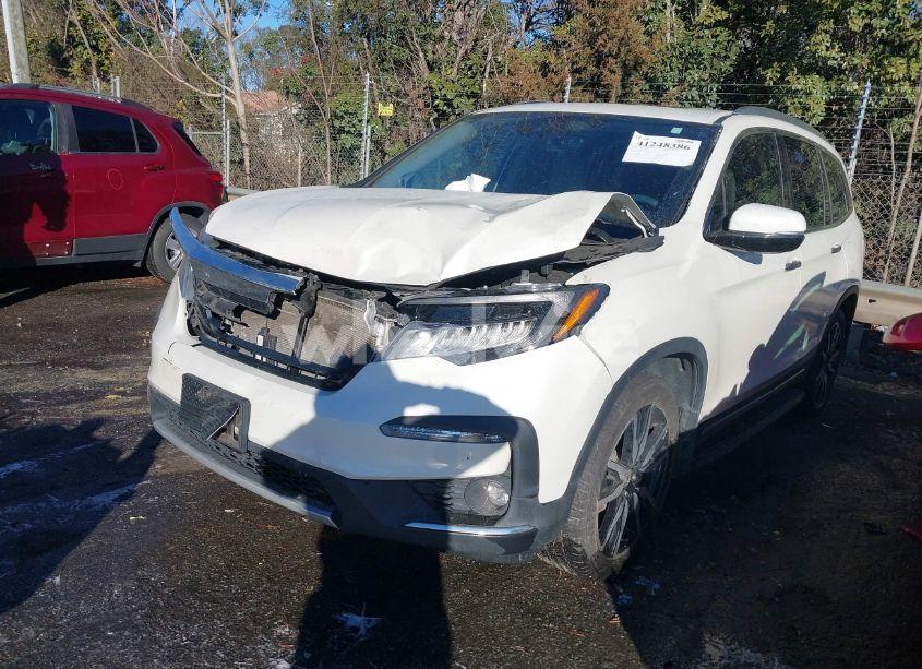 Photo 2 of 2019 Honda Pilot TOURING (VIN 5FNYF5H9XKB030645)