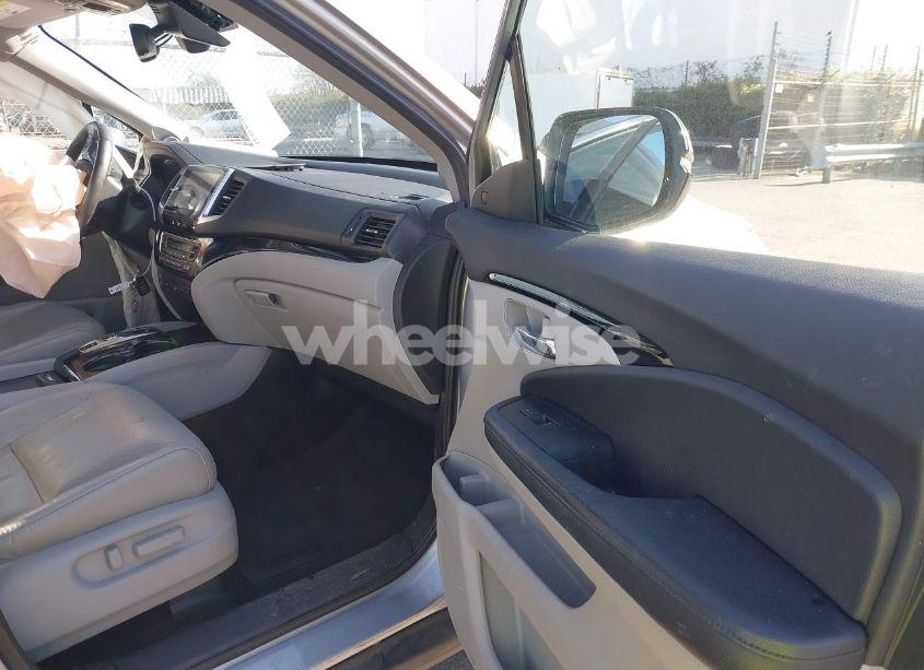 Photo 5 of 2018 Honda Pilot ELITE (VIN 5FNYF6H02JB040687)