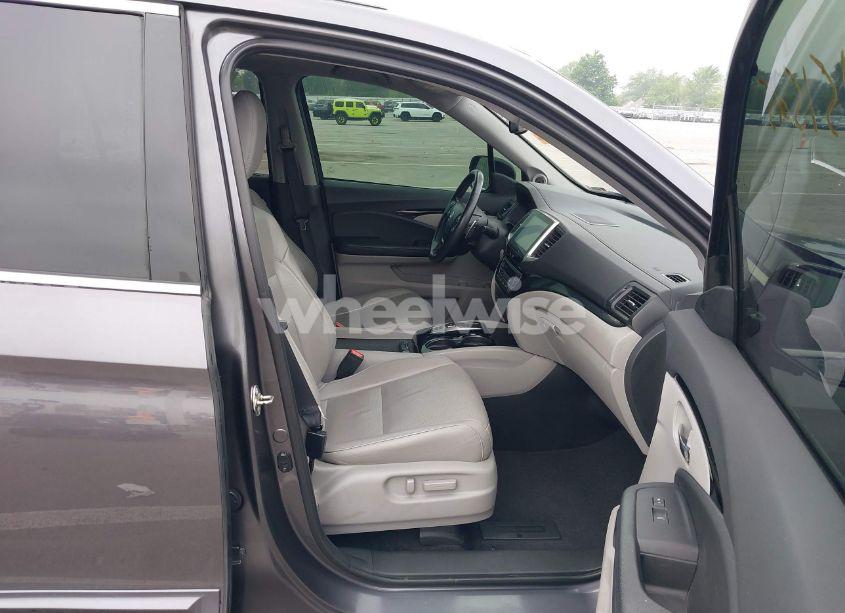 Photo 5 of 2017 Honda Pilot ELITE (VIN 5FNYF6H06HB020680)