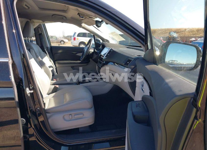 Photo 5 of 2017 Honda Pilot ELITE (VIN 5FNYF6H08HB001161)