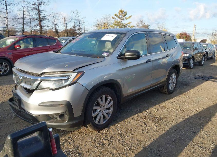 Photo 2 of 2019 Honda Pilot LX (VIN 5FNYF6H15KB026552)