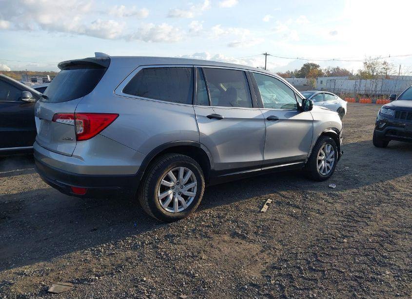 Photo 4 of 2019 Honda Pilot LX (VIN 5FNYF6H15KB026552)