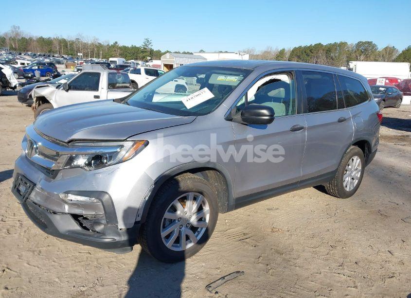 Photo 2 of 2019 Honda Pilot LX (VIN 5FNYF6H17KB086820)