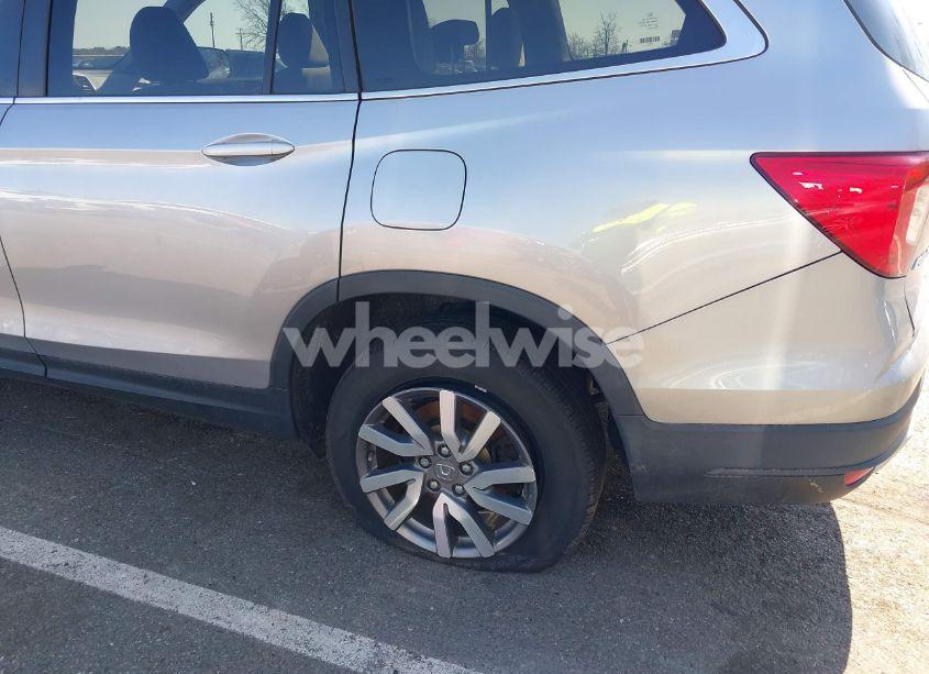 Photo 6 of 2021 Honda Pilot AWD EX (VIN 5FNYF6H31MB023233)