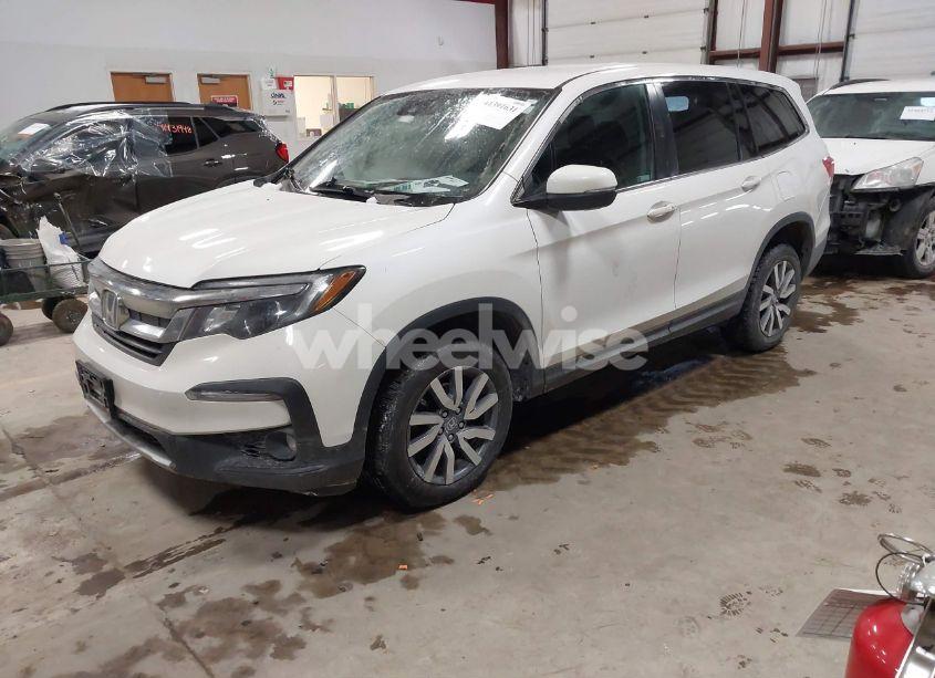 Photo 2 of 2019 Honda Pilot EX (VIN 5FNYF6H34KB062752)