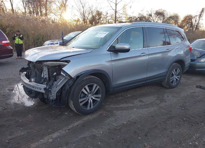 Photo 2 of 2017 Honda Pilot EX (VIN 5FNYF6H37HB016440)