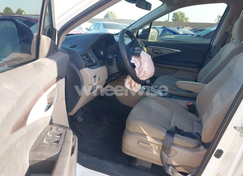 Photo 5 of 2019 Honda Pilot EX (VIN 5FNYF6H39KB036213)